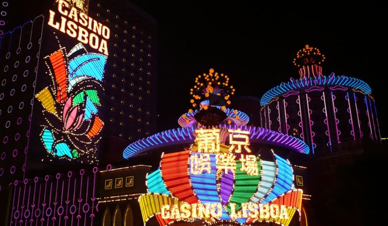 Светящиеся витрины и вывески Casino Lisboa в Лиссабоне