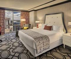 Paris Resort Casino: Burgundy King Bedroom